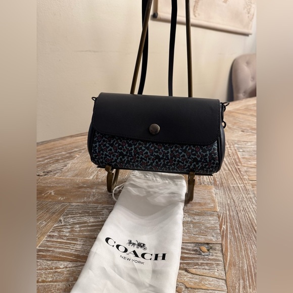 Coach Reversible - Picture 3 of 17